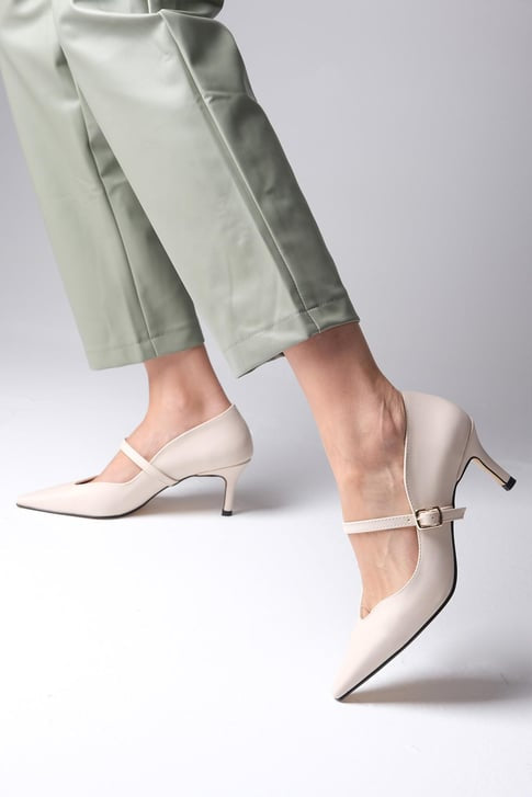 حذاء كعب متوسط بلون بيج