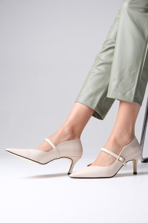 حذاء كعب متوسط بلون بيج