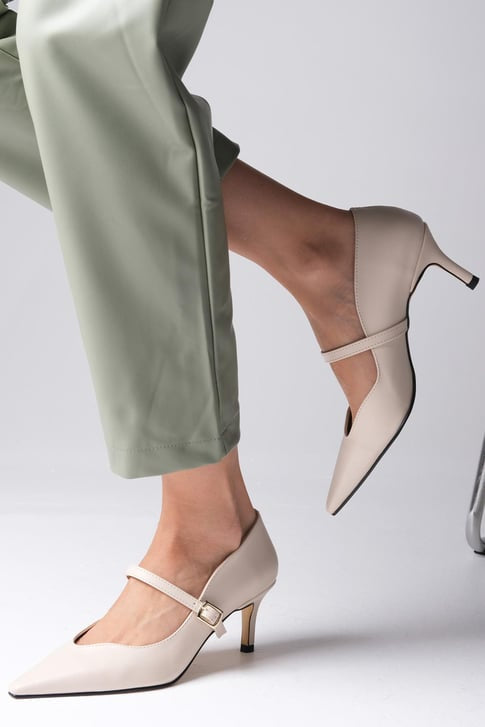 حذاء كعب متوسط بلون بيج