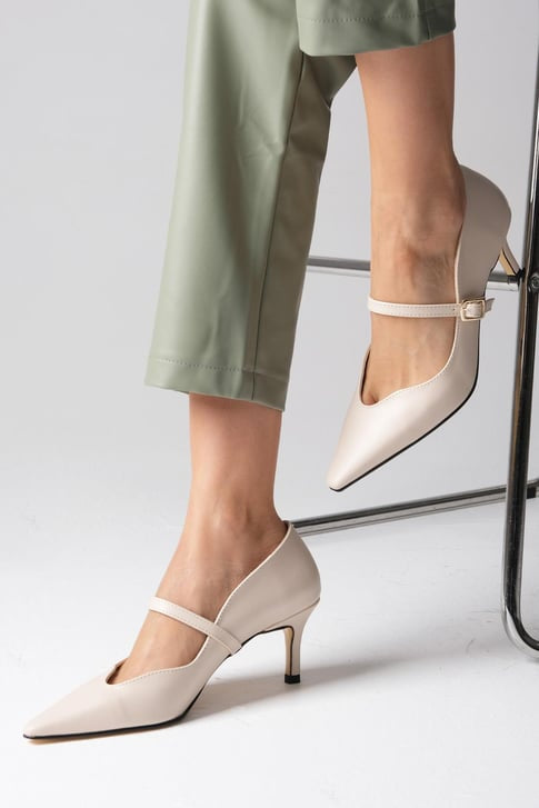 حذاء كعب متوسط بلون بيج