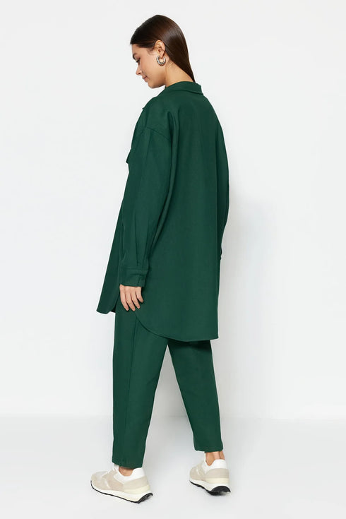 طقم من قميص وبنطلون لون أخضر غامق