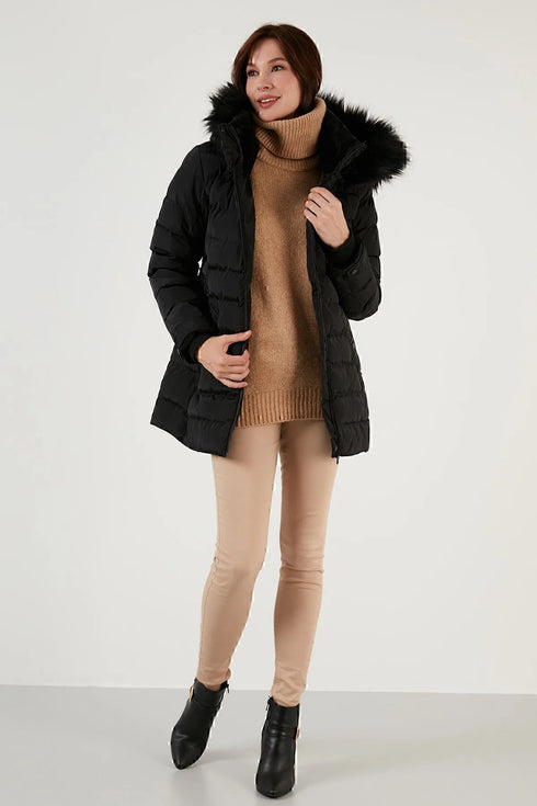 معطف مبطن بغطاء رأس قابل للإزالة وياقة فرو - لون أسود