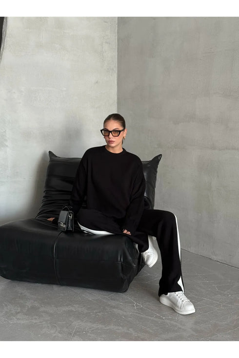 طقم نسائي عملي باللون الأسود