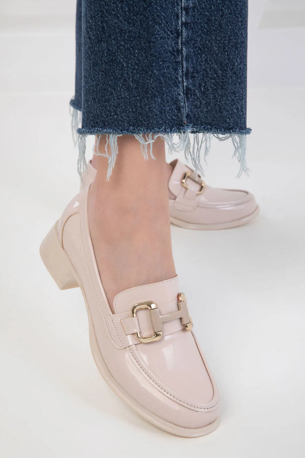 حذاء لوفر من الجلد اللامع باللون البيج