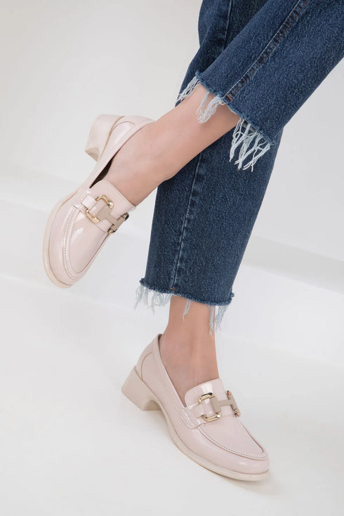 حذاء لوفر من الجلد اللامع باللون البيج