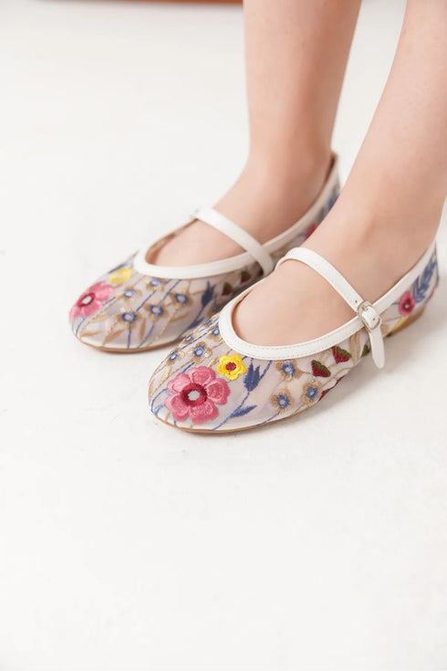 حذاء بالية مطرزة بالزهور باللون الأبيض