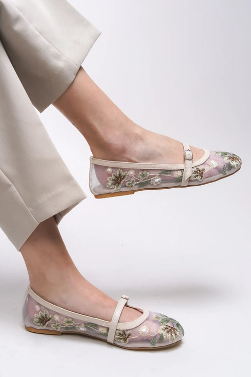 حذاء بالية مطرزة بالزهور باللون البيج