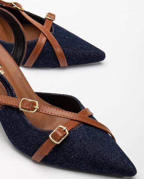 حذاء أزرق غامق من قماش الدنيم بكعب عالي