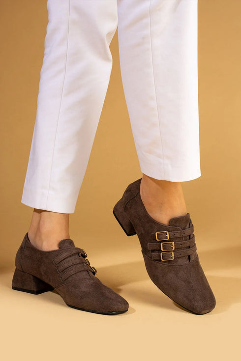 حذاء نسائي كلاسيكي بكعب متوسط- بني