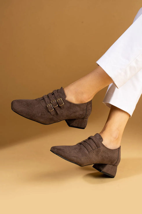 حذاء نسائي كلاسيكي بكعب متوسط- بني