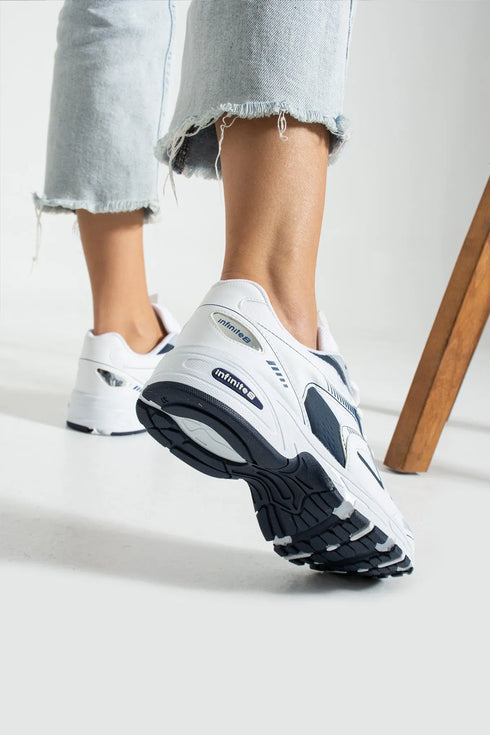 حذاء رياضي لون أبيض