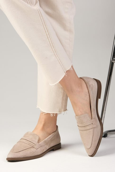 حذاء لوفر من الشامواه بلون بيج