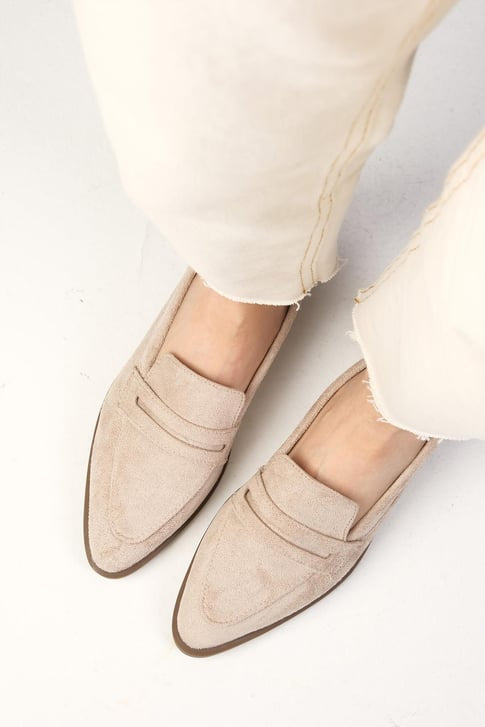 حذاء لوفر من الشامواه بلون بيج