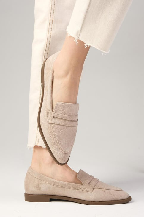 حذاء لوفر من الشامواه بلون بيج