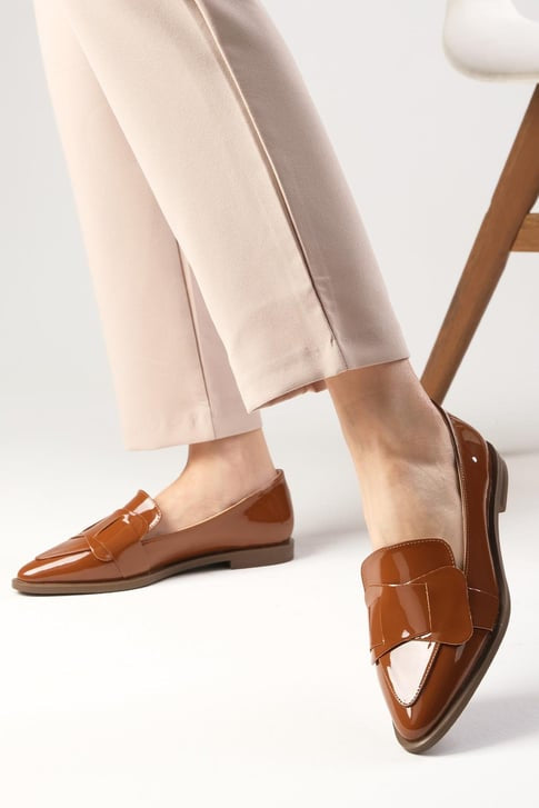 حذاء لوفر نسائي من الجلد اللامع - لون عسلي