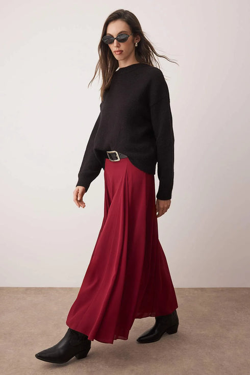 تنورة مبطنة باللون البوردو