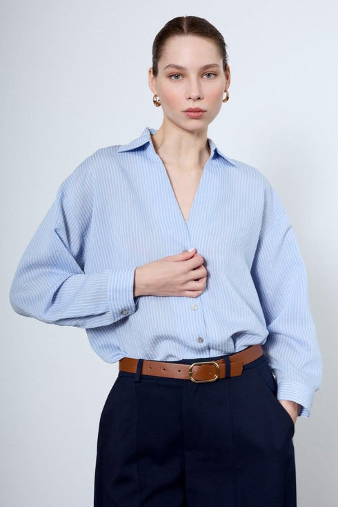 قميص مخطط باللون الأزرق