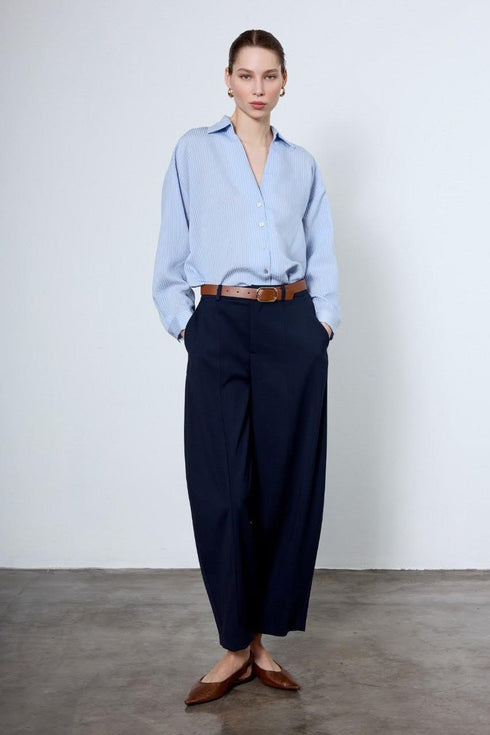 قميص مخطط باللون الأزرق