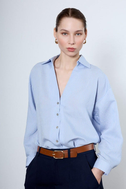 قميص مخطط باللون الأزرق