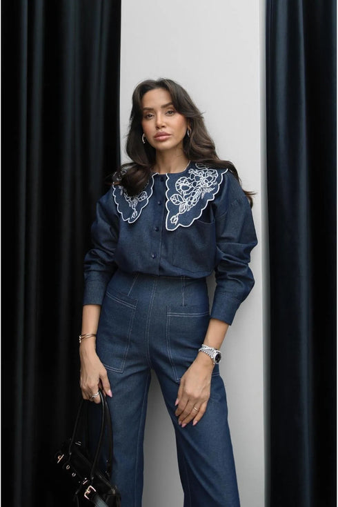 قميص جينز أزرق غامق بقبة مطرزة