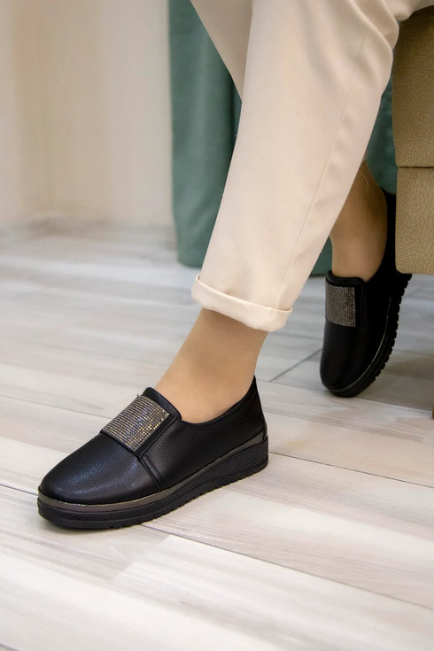 حذاء نسائي يومي مزين بالأحجار - لون أسود