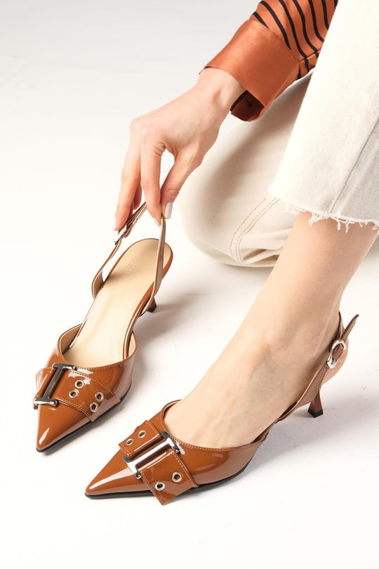 حذاء بكعب عالي باللون العسلي