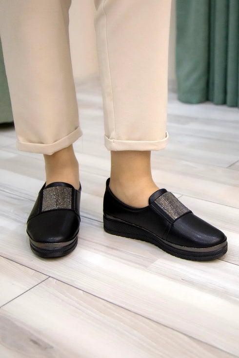 حذاء نسائي يومي مزين بالأحجار - لون أسود