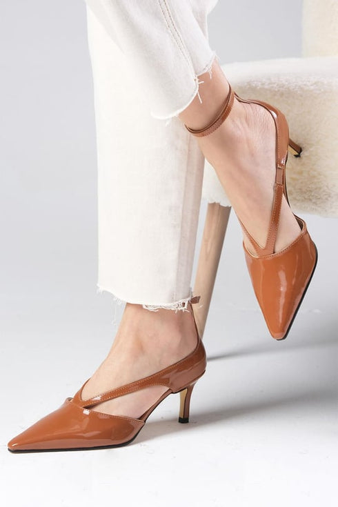 حذاء بكعب عالي باللون العسلي