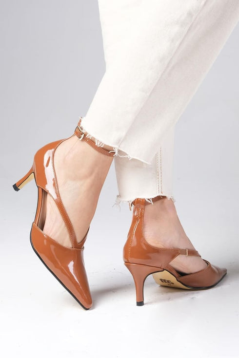 حذاء بكعب عالي باللون العسلي