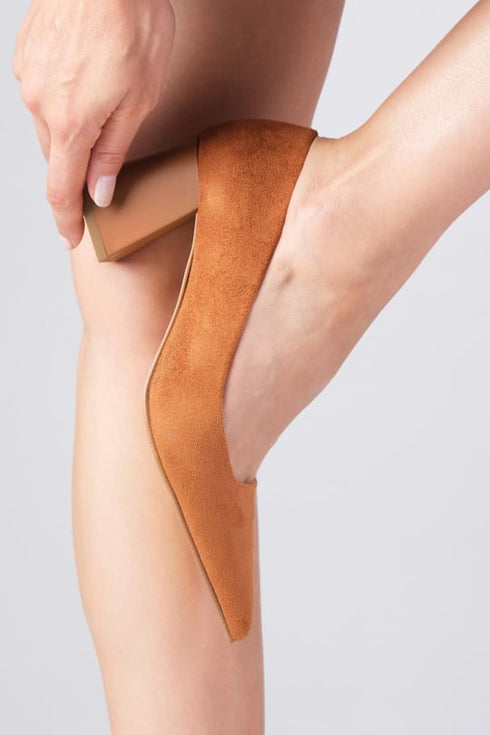 حذاء كعب عالي من الشامواه بلون عسلي