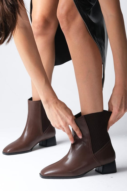 جزمة قصيرة لون بني بكعب عالي