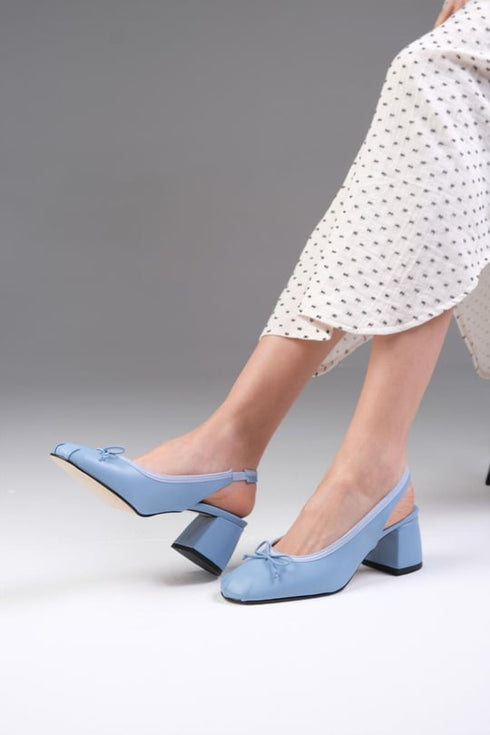 حذاء بكعب قصير لون أزرق سماوي