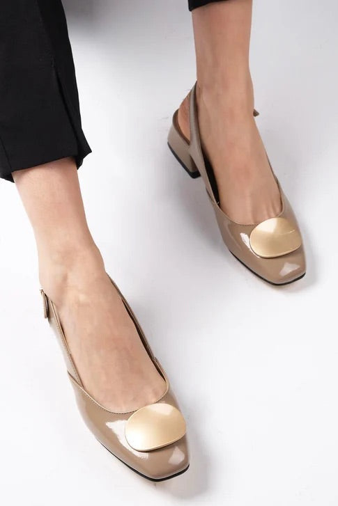 حذاء بيج عملي بكعب قصير