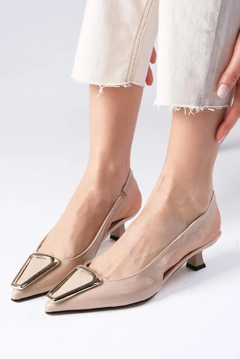 حذاء بكعب قصير بلون بيج