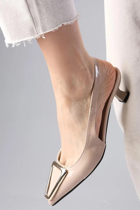 حذاء بكعب قصير بلون بيج