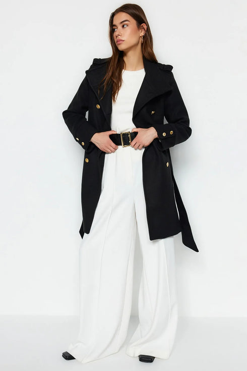 معطف مع حزام أسود وتفاصيل أزرار ذهبية