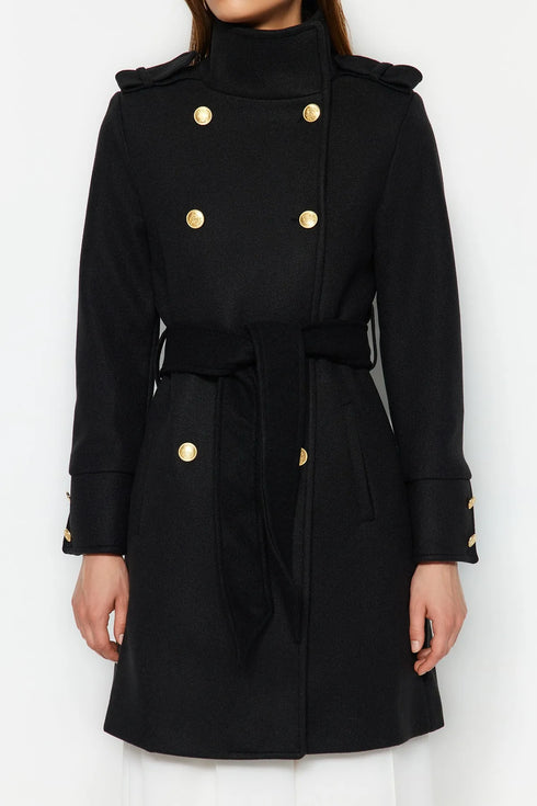 معطف مع حزام أسود وتفاصيل أزرار ذهبية