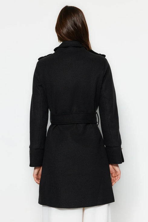 معطف مع حزام أسود وتفاصيل أزرار ذهبية