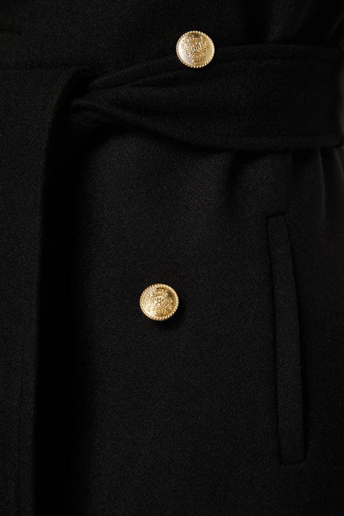 معطف مع حزام أسود وتفاصيل أزرار ذهبية