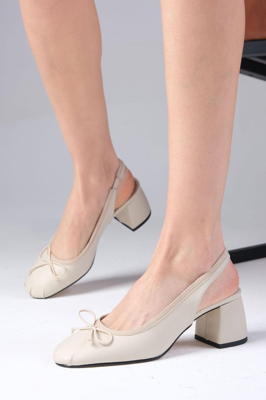 حذاء بكعب قصير لون بيج