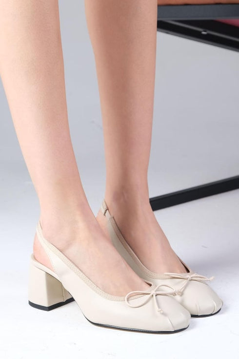 حذاء بكعب قصير لون بيج