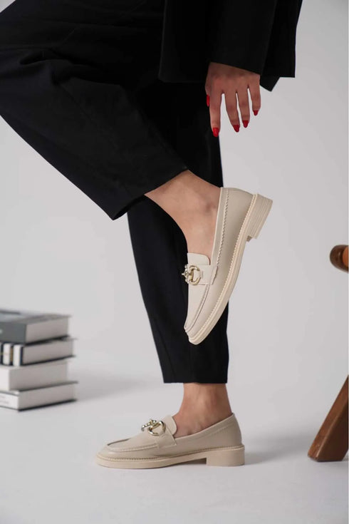 حذاء لوفر نسائي باللون البيج مع إبزيم