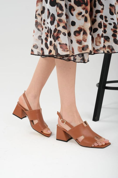 صندل بكعب لون عسلي