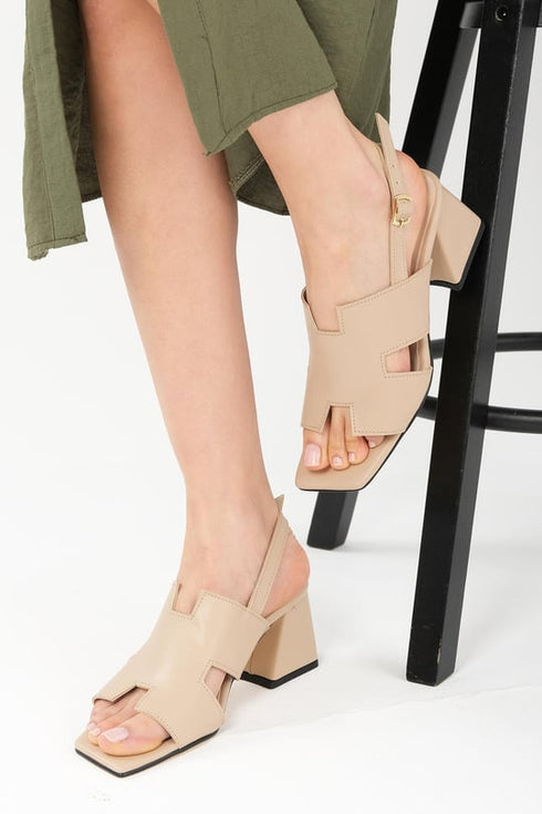 صندل بكعب لون بيج