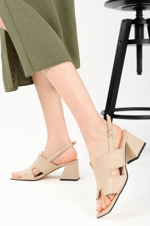 صندل بكعب لون بيج