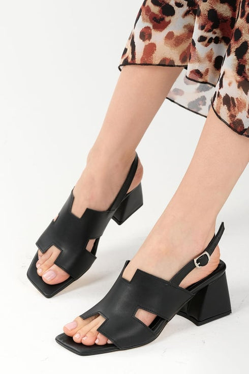 صندل بكعب لون أسود