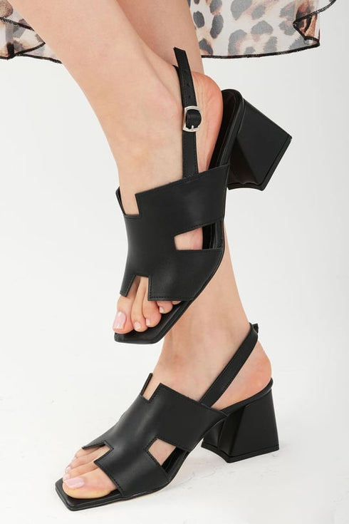 صندل بكعب لون أسود