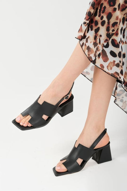 صندل بكعب لون أسود