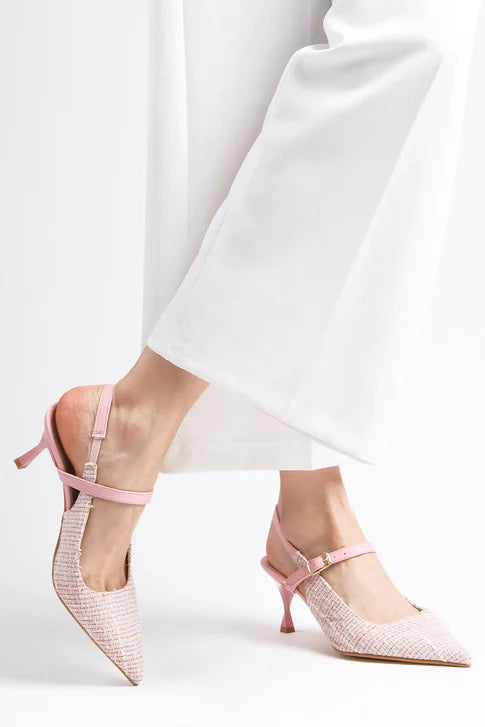 حذاء بكعب متوسط باللون الوردي