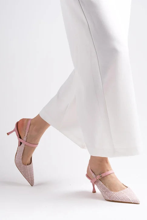 حذاء بكعب متوسط باللون الوردي